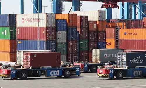 Swift Logistics Route operations team coordinating a shipment